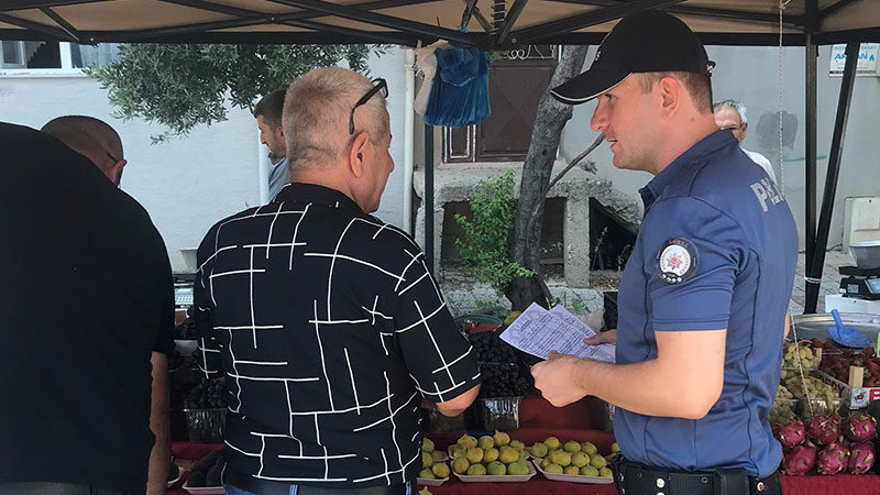 Bursa'nın Karacabey ilçesinde polis ekipleri, vatandaşları dolandırıcılığa karşı uyardı.