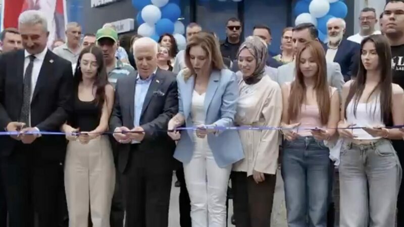 Büyükşehir Belediyesi'nin Gemlik'e yaptırdığı Gençlik Merkezi törenle hizmete açıldı.