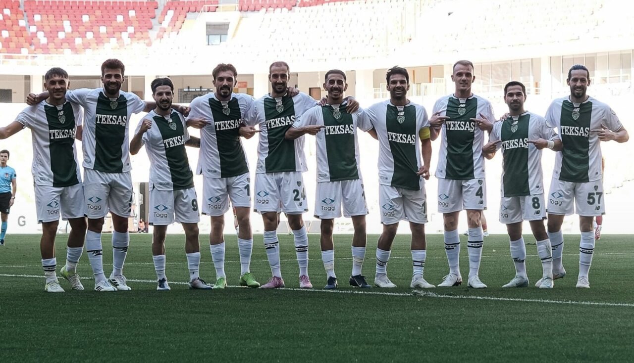 ‘Bursa kümeye’ tezahüratlarından 8 gollü günlere! ‘Bursa kümeye’ tezahüratlarından 8 gollü günlere!