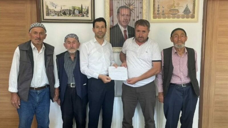 Bursa’nın bu köyünden 30 bin 500 liralık çok anlamlı bağış Olay Gazetesi Yazarı Ahmet Emin Yılmaz, Büyükorhan’a bağlı Karaçukur Köyü