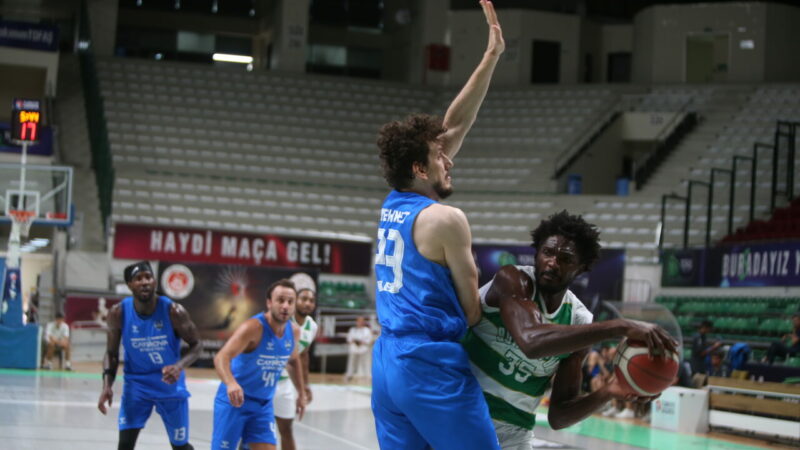 Çayırova Belediyesi’ni 77-68’le geçen Bursaspor Basketbol’da Bryant Crawford 15, Brandon