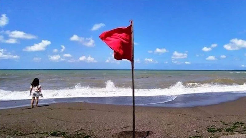 Kırmızı bayraklar çekildi! Ölümcül tehlike bugün de sürüyor, denize girmek yasak Kırmızı bayraklar çekildi! Ölümcül tehlike bugün de sürüyor, denize girmek yasak