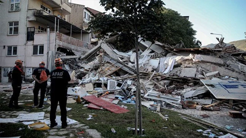 Sındırgı’da yıkılan bina ile ilgili iki gözaltı Sındırgı’da yıkılan bina ile ilgili iki gözaltı