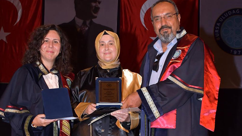 Bursa’dan Türkiye’ye örnek! 50 yaşındaki 5 çocuklu anne, üniversitede bölüm birincisi oldu Bursa’dan Türkiye’ye örnek! 50 yaşındaki 5 çocuklu anne, üniversitede bölüm birincisi oldu