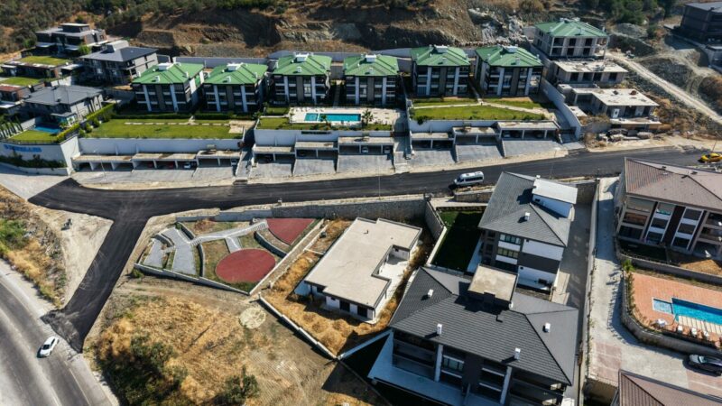 Gemlik Belediyesi, ilçenin farklı noktalarında gerçekleştirdiği yol çalışmalarıyla ulaşım konforunu