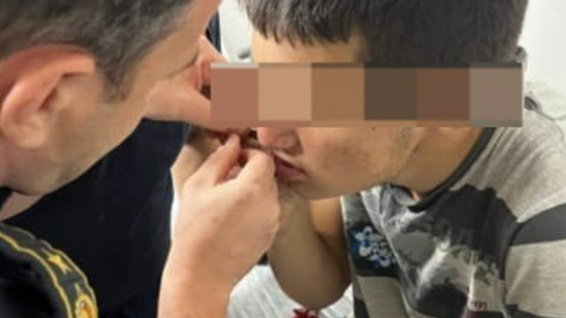 Bursa’da oltaya bu kez çocuk takıldı! Bursa’nın Yenişehir ilçesinde ağzına balık oltası iğnesi takılan çocuk, itfaiye