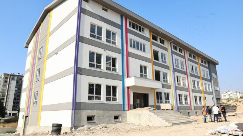 Bursa’nın gözde mahallesine ilk devlet okulu Nilüfer Belediye Başkanı Şadi Özdemir ve Bursa Büyükşehir Belediye Başkanı