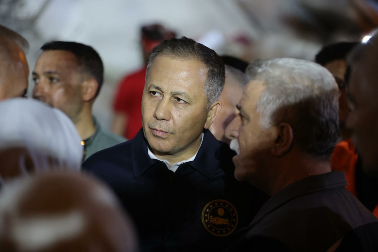 Bakan Yerlikaya deprem bölgesinde son durumu açıkladı Bakan Yerlikaya deprem bölgesinde son durumu açıkladı