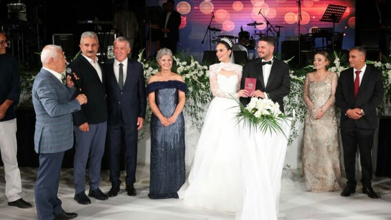 Bursa’daki bu düğüne katılan 4 bin davetli için en anlamlı hediye Olay Gazetesi Yazarı Ahmet Emin Yılmaz, Harmancık Belediye Başkanı Haşim