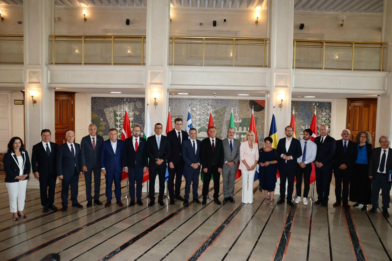 Eurocities ve B40 Balkan Şehirleri Ağı heyetinden İmamoğlu’na destek ziyareti! Başkan Bozbey paylaştı Eurocities ve B40 Balkan Şehirleri Ağı heyetinden İmamoğlu’na destek ziyareti! Başkan Bozbey paylaştı