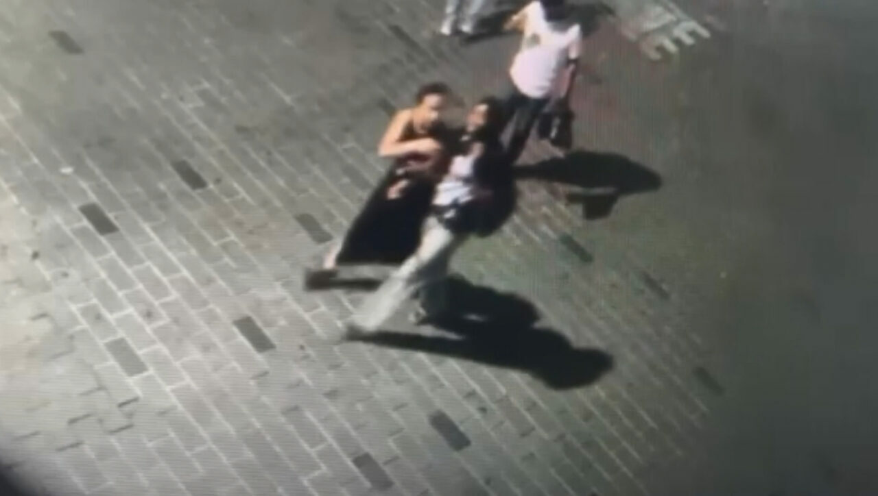 Hayatının şokunu yaşadı! Sohbet bahanesiyle koluna girip… Hayatının şokunu yaşadı! Sohbet bahanesiyle koluna girip…