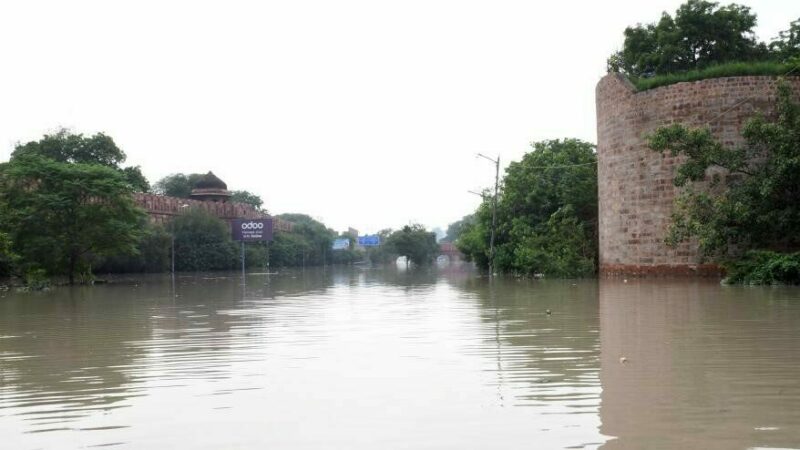 Hindistan idaresindeki Cammu Keşmir bölgesinde etkili olan selde 17 kişi