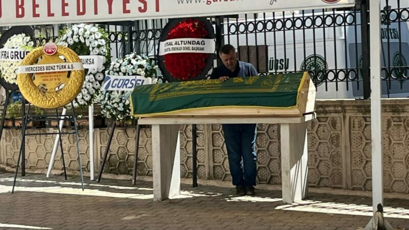 İstanbul Başakşehir’de servis minibüsü, hafriyat kamyonu ve yolcu otobüsünün karıştığı
