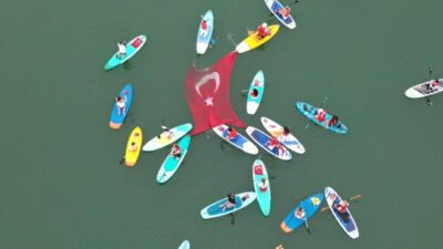 İznik Gölü’nde bayraklı Zafer Bayramı kutlaması