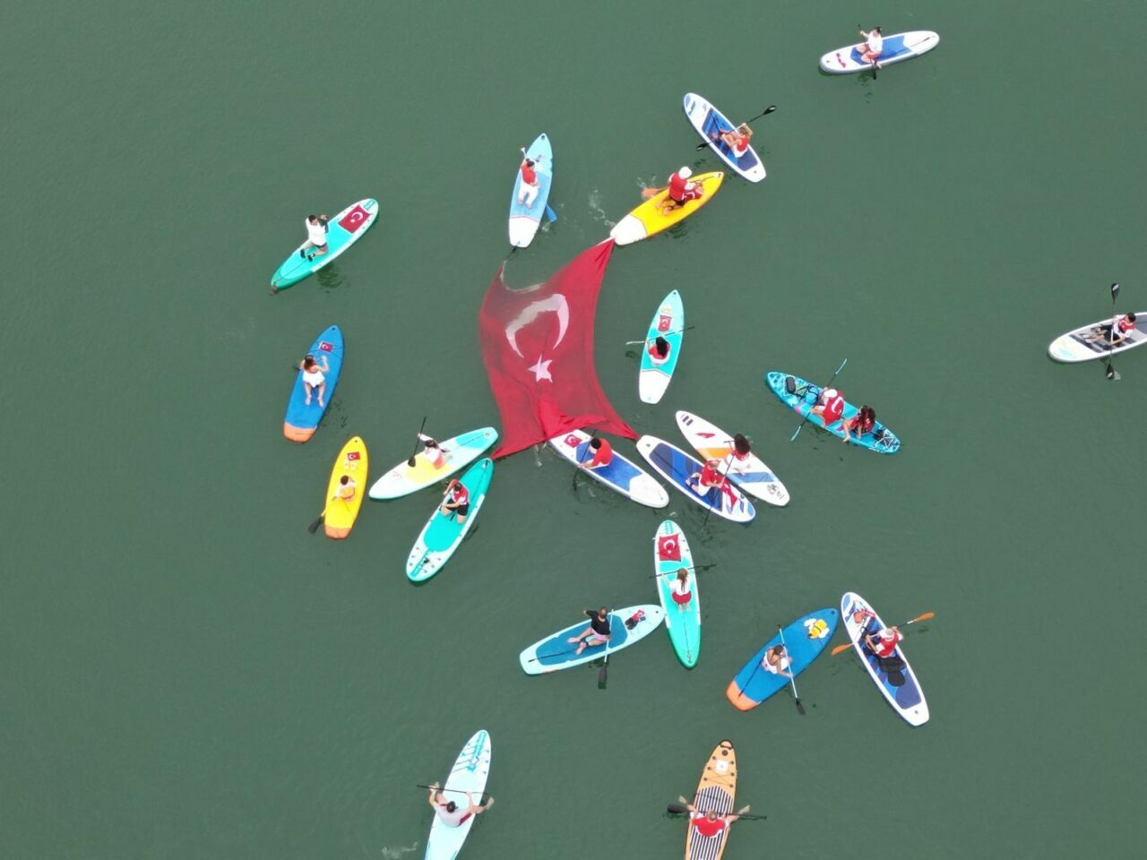 İznik Gölü’nde bayraklı Zafer Bayramı kutlaması İznik Gölü’nde bayraklı Zafer Bayramı kutlaması