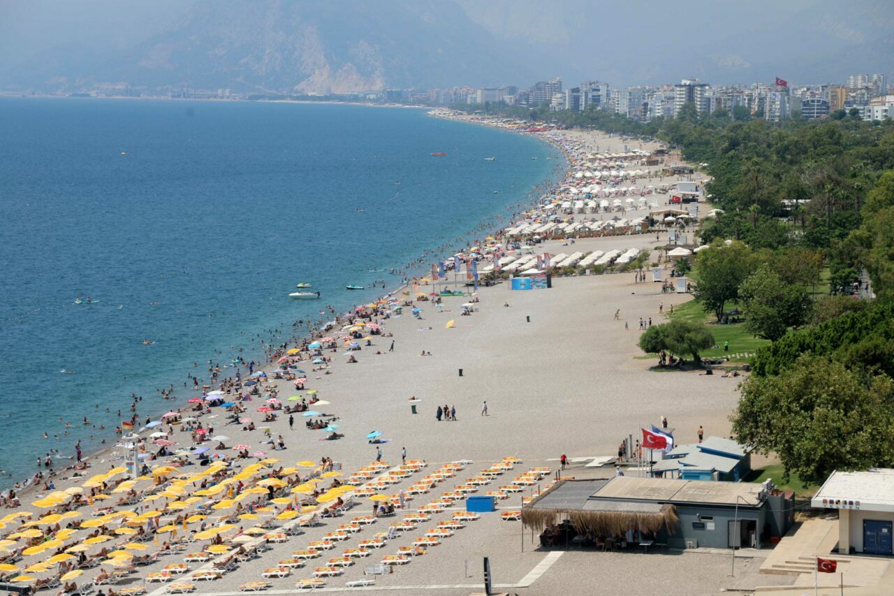Konyaaltı Sahili’nde hafta sonu yoğunluğu