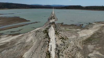 Kuraklık alarmı: Su seviyesi düşünce eski yol ortaya çıktı