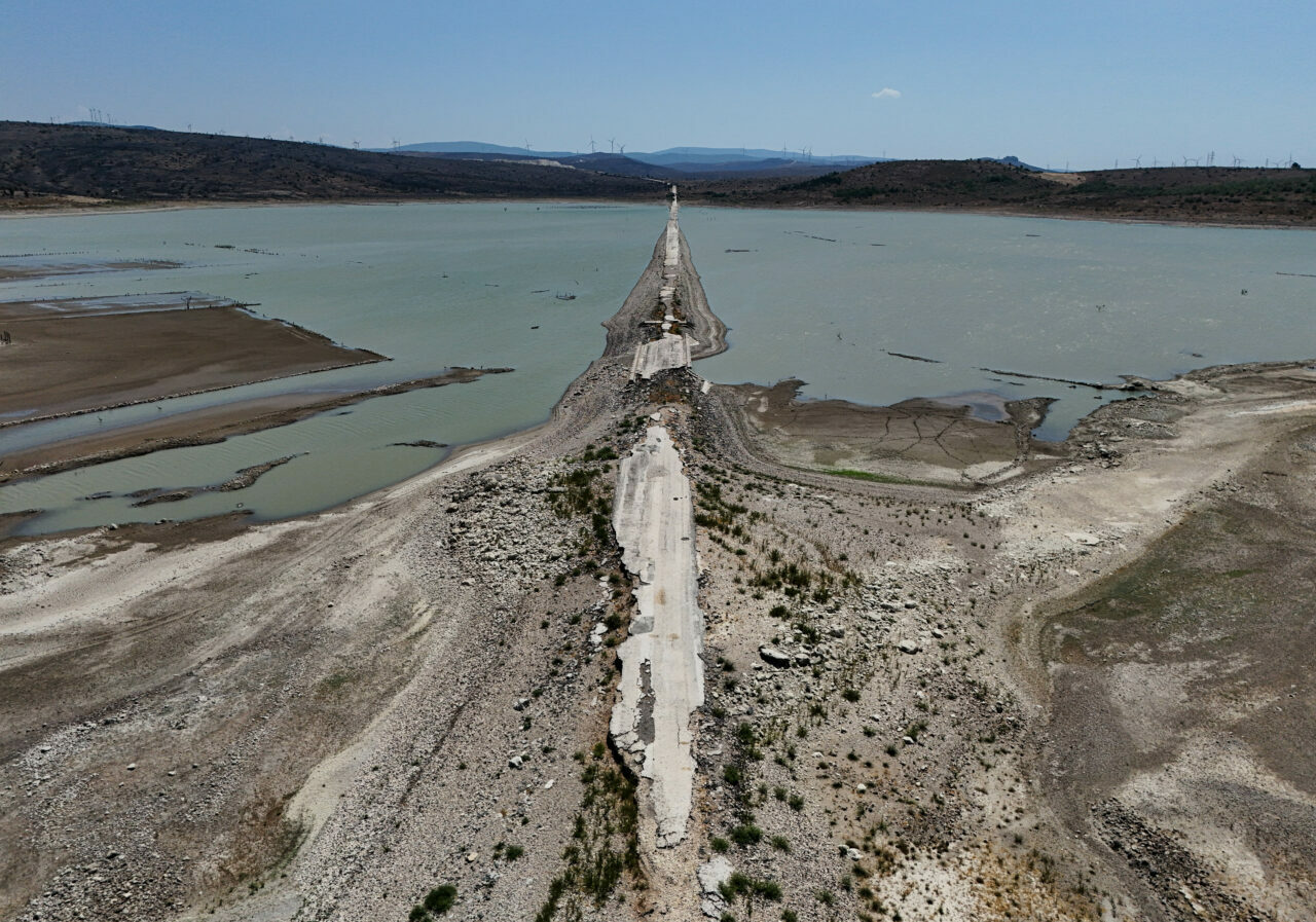 Kuraklık alarmı: Su seviyesi düşünce eski yol ortaya çıktı Kuraklık alarmı: Su seviyesi düşünce eski yol ortaya çıktı