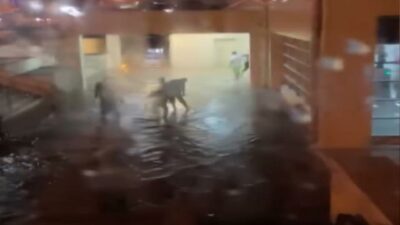 Yollar göle döndü, metro girişlerini su bastı