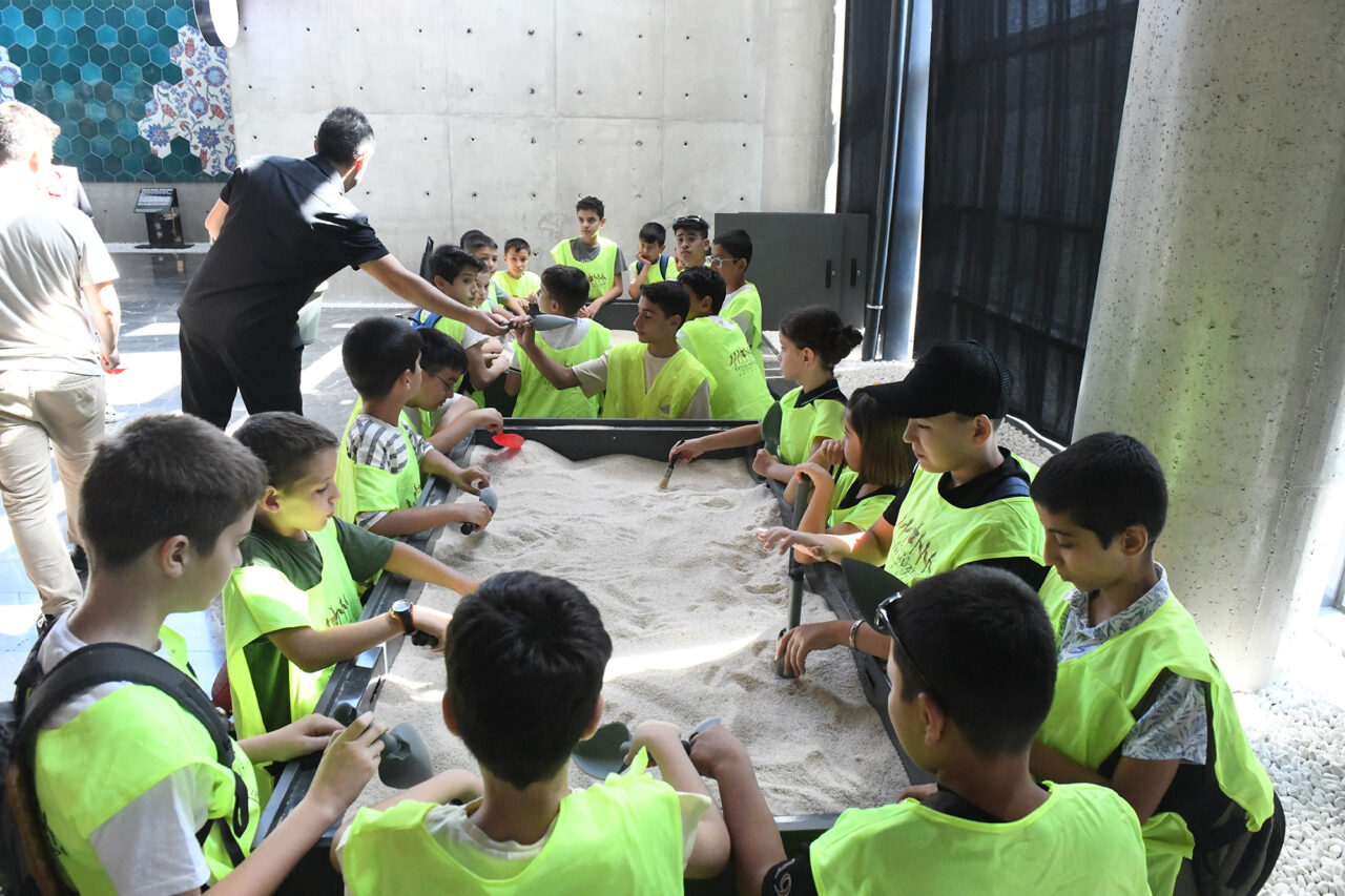 Bursa’nın minik arkeologları geçmişin izini sürüyor Bursa’nın minik arkeologları geçmişin izini sürüyor