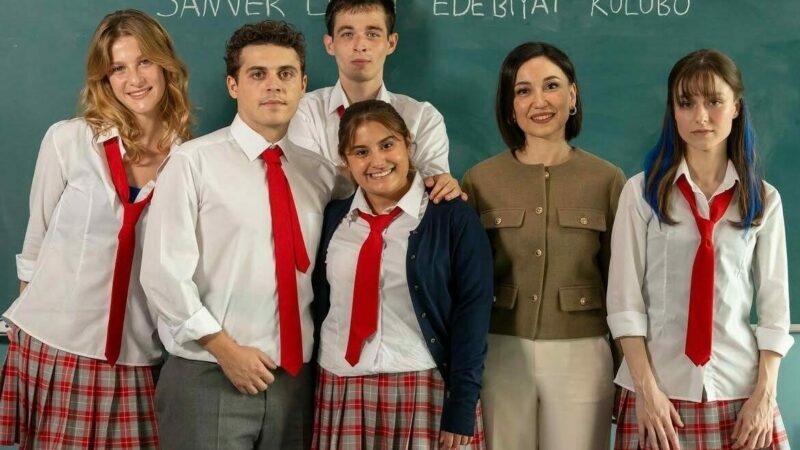 Netflix’in yeni dizisinin yıldızı Bursalı çıktı Bursalı genç oyuncu Nilüfer Bayraktutan, lise öğrencisini canlandırdığı ilk dizisinde