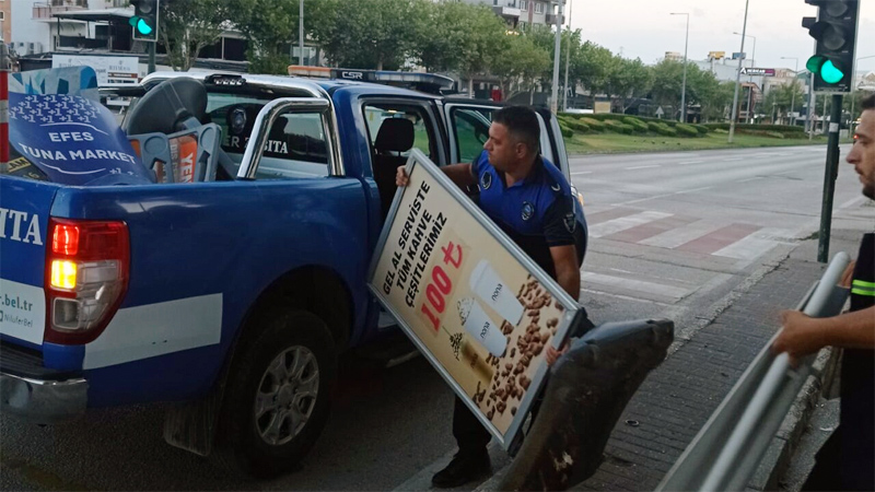 Bursa’da çok sayıda tabela toplandı Bursa’da çok sayıda tabela toplandı