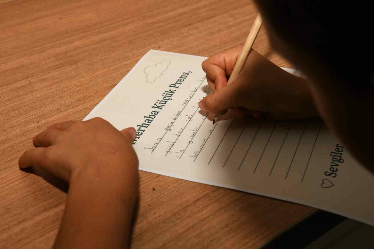 Bursa Osmangazi’de çocuklar mektup yazma alışkanlığı kazandı