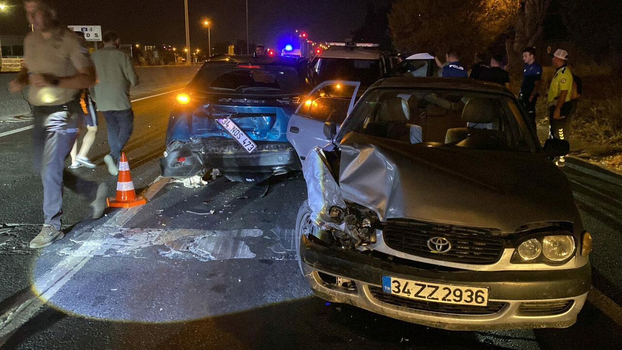 Polisten kaçan otomobilde 9 kaçak göçmen ve 2 organizatör yakalandı Polisten kaçan otomobilde 9 kaçak göçmen ve 2 organizatör yakalandı