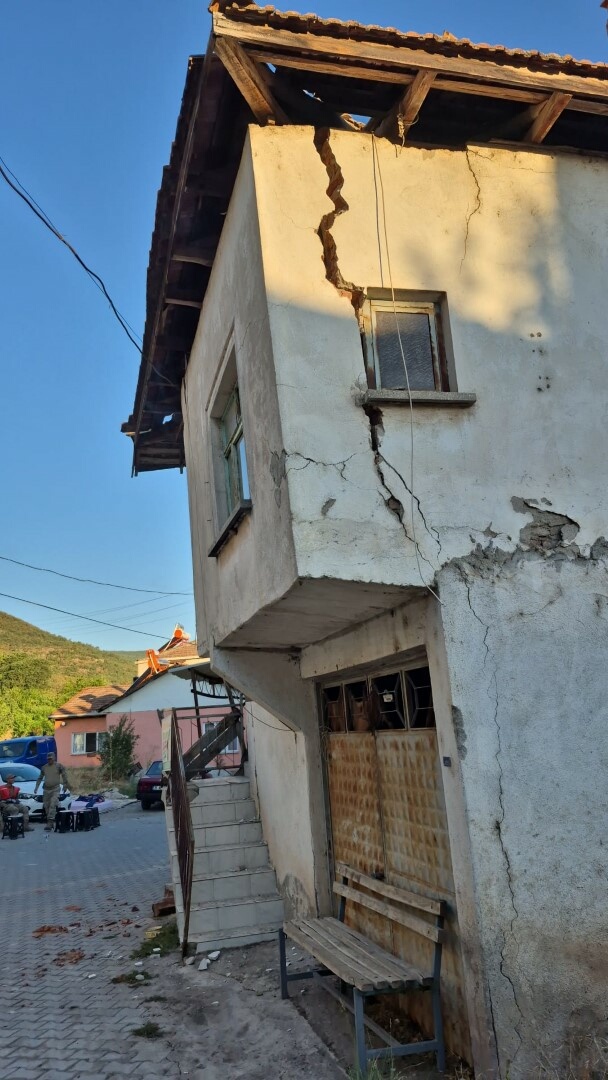 Köylerde son durum: Evlerde derin çatlaklar oluştu