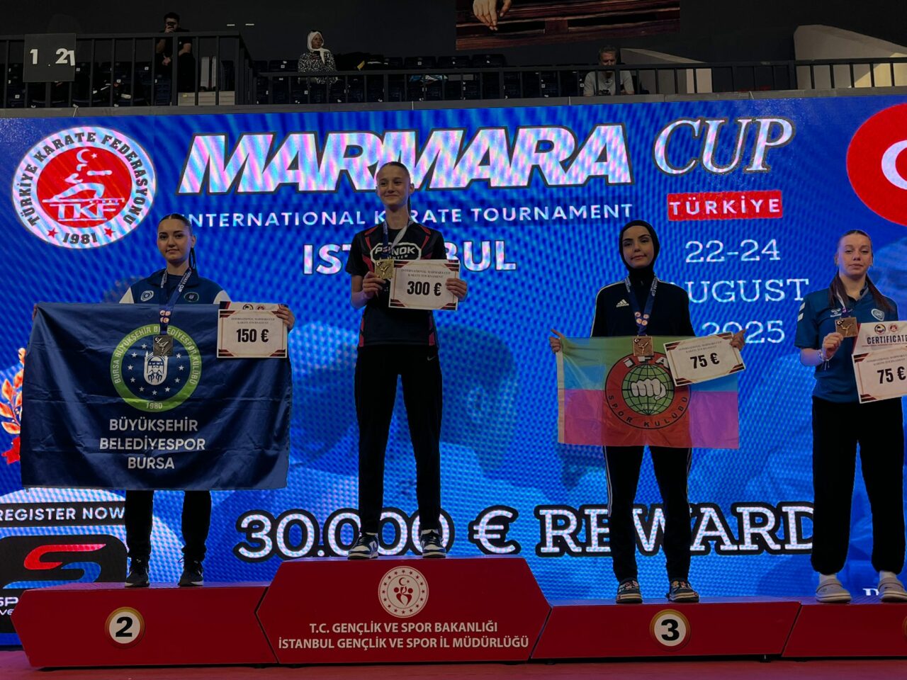 Büyükşehirli karatecilerden 3 madalya Büyükşehirli karatecilerden 3 madalya
