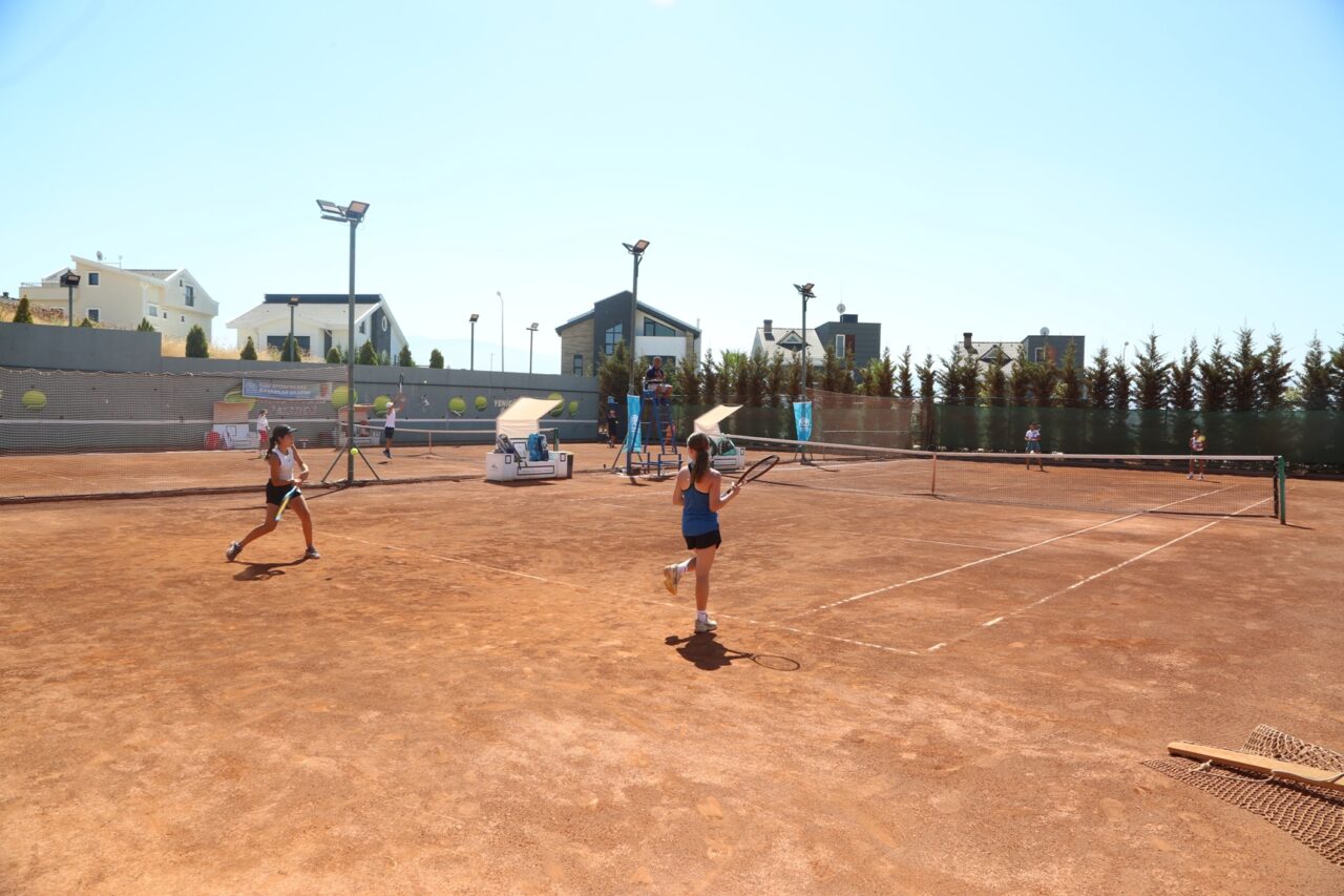 Bursa Nilüfer’de genç raketler mücadele etti