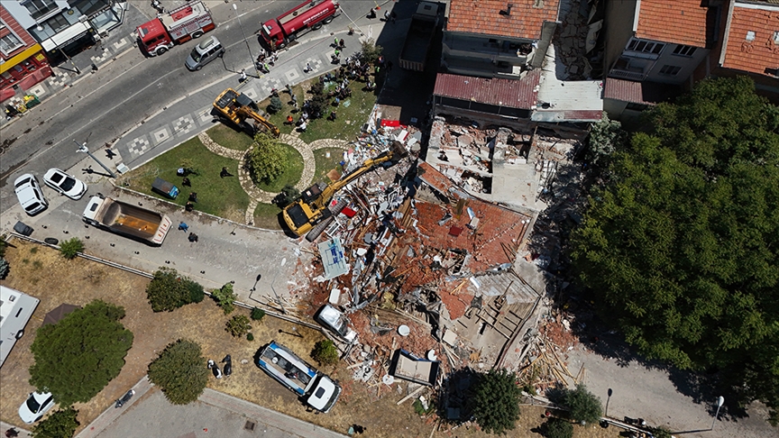 Balıkesir’in Sındırgı ilçesindeki depremde yıkılan binanın sahibi tutuklandı