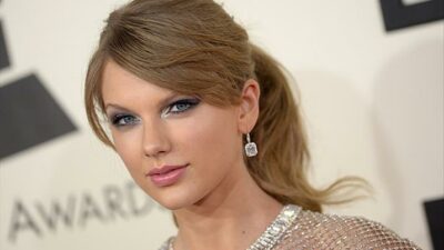 Ünlü şarkıcı Taylor Swift nişanlandı