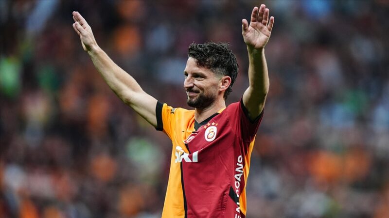 Galatasaray'ın eski oyuncusu Dries Mertens, 38 yaşında futbolu bıraktı.