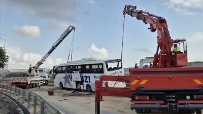 Yolcu otobüsü bariyerlere çarptı: 3 ölü, 20 yaralı