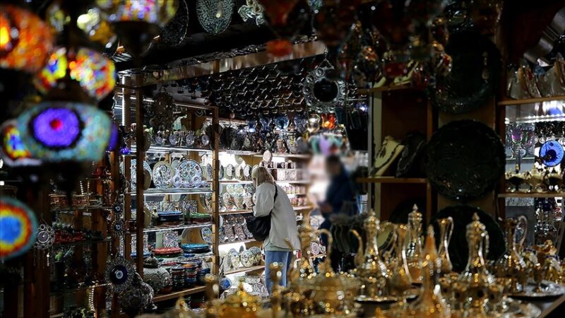 Türkiye'yi ziyaret eden turistler, yılın ilk yarısında hediyelik eşyalar için