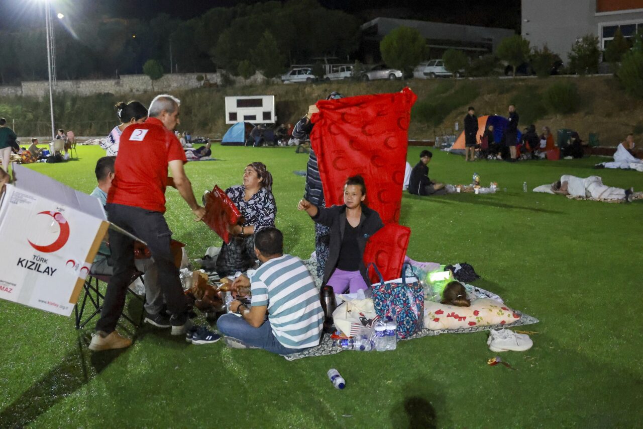 Balıkesir beşik gibi: Vatandaşlar ikinci geceyi de dışarıda geçirdi