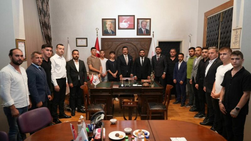 Başkan Ercan Özel, Ülkücü gençlikle omuz omuza Ülkü Ocakları Yenişehir İlçe Başkanı Abdullah Çağlar, Yönetim Kurulu ve