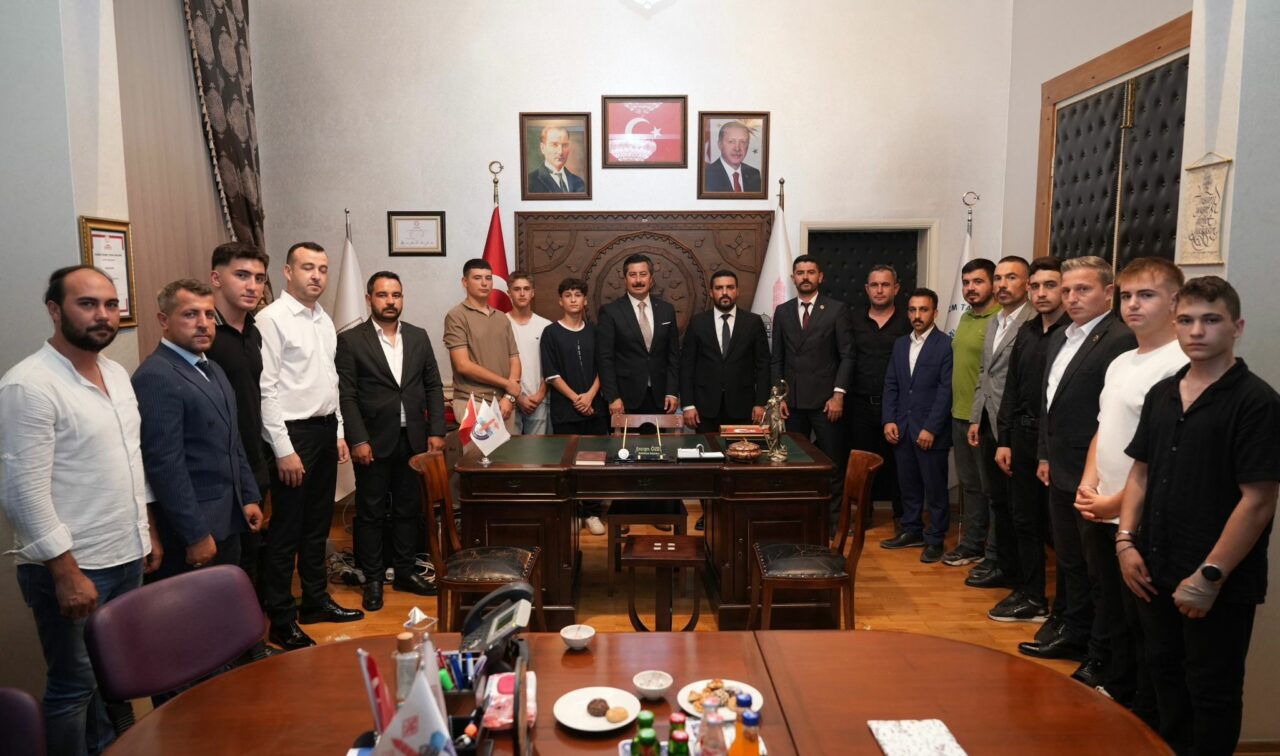 Başkan Ercan Özel, Ülkücü gençlikle omuz omuza