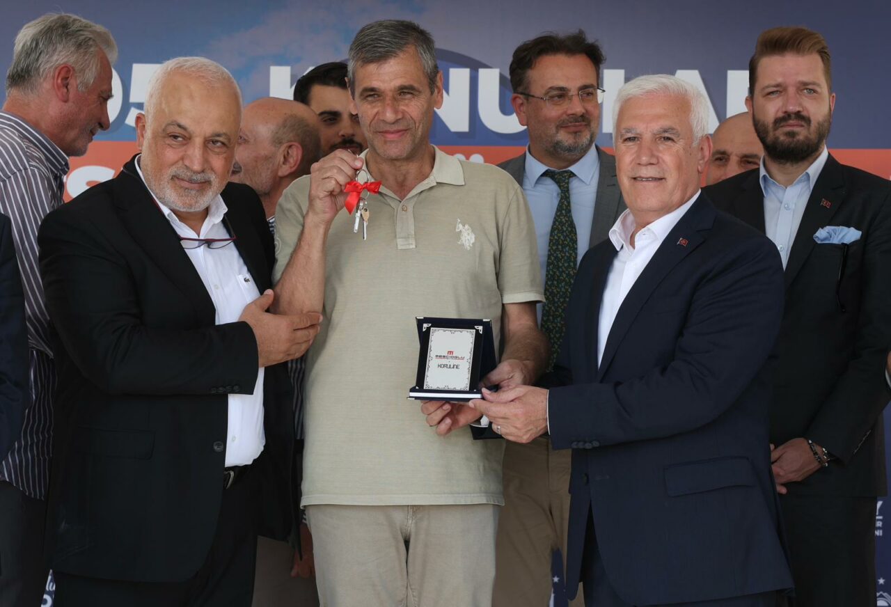 Bursa’daki büyük dönüşümde ilk anahtarlar teslim edildi! Bursa’daki büyük dönüşümde ilk anahtarlar teslim edildi!