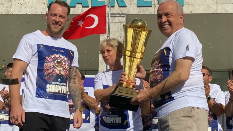 Türkiye’de bir ilk Bursa’dan çıktı! Erkek takımıyla kupa kazanan tek kadın antrenör Türk spor tarihinde bir erkek takımıyla kupa kazanan ilk kadın