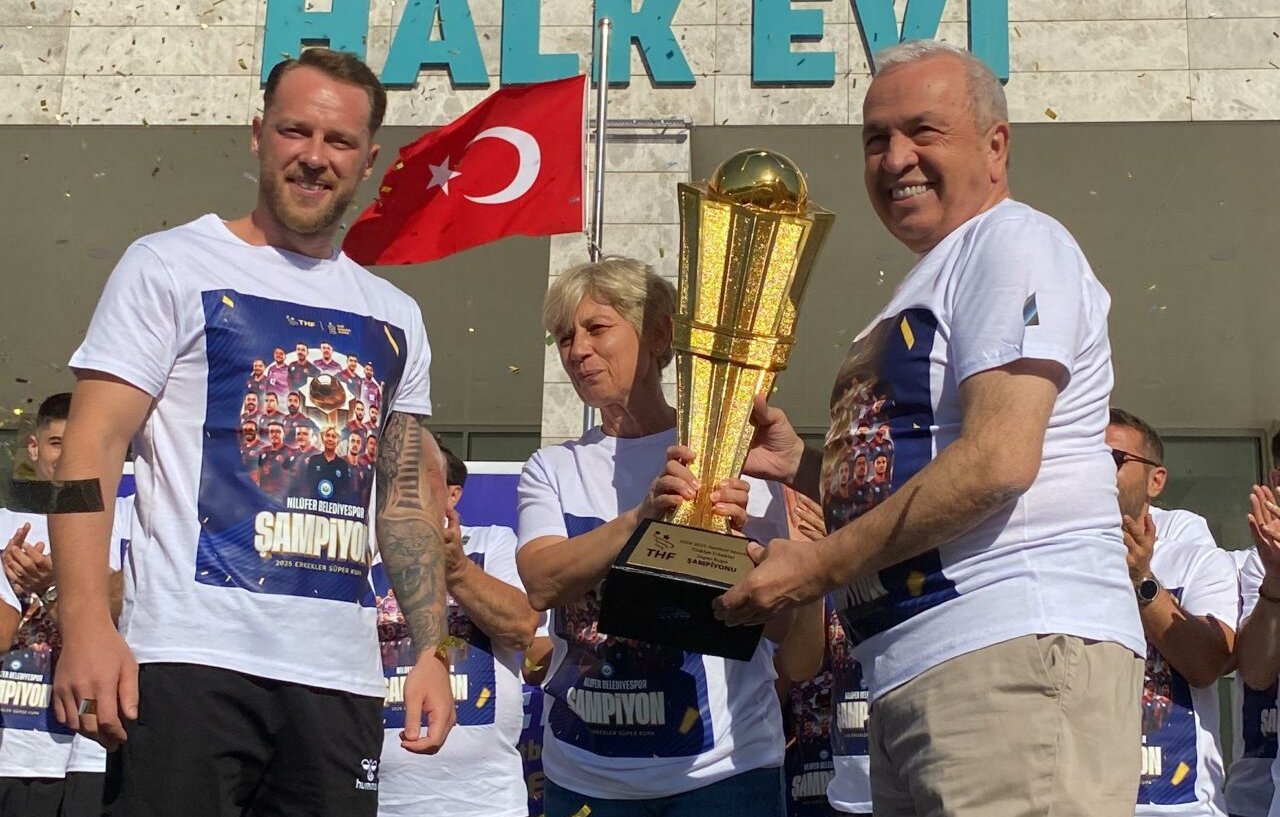 Türkiye’de bir ilk Bursa’dan çıktı! Erkek takımıyla kupa kazanan tek kadın antrenör Türkiye’de bir ilk Bursa’dan çıktı! Erkek takımıyla kupa kazanan tek kadın antrenör