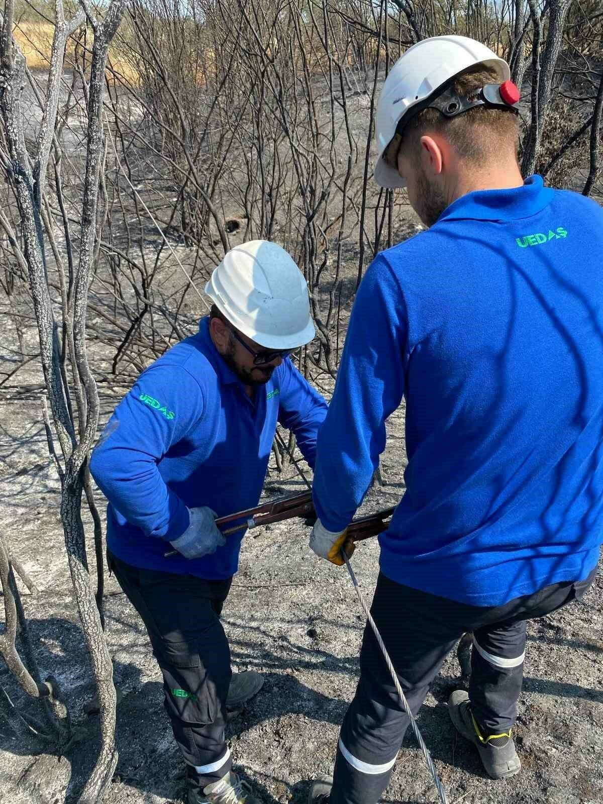 Yangından sonra enerji hatları yeniden onarılıyor Yangından sonra enerji hatları yeniden onarılıyor