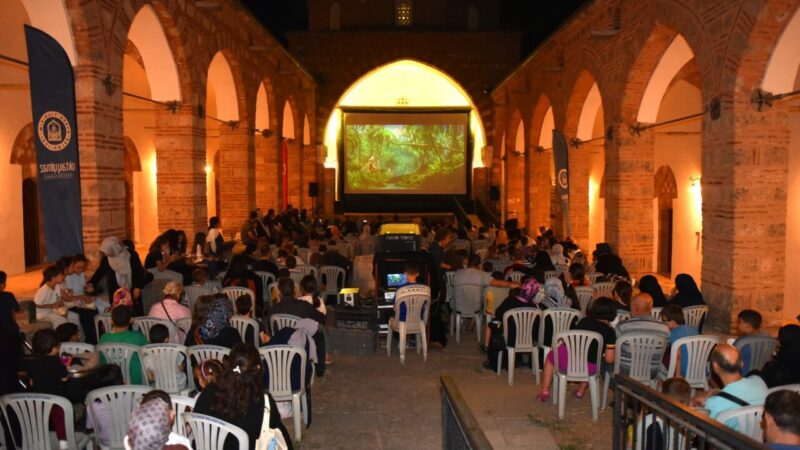 Bursa Yıldırım’da yaz sineması keyfi Yıldırım Belediyesi'nin ilçeye renk katan Yaz Sinema Günleri etkinlikleri vatandaşların