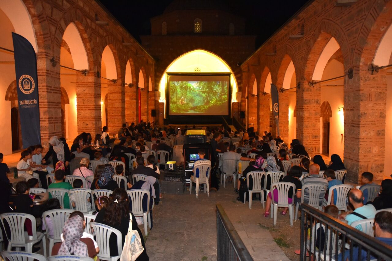 Bursa Yıldırım’da yaz sineması keyfi Bursa Yıldırım’da yaz sineması keyfi