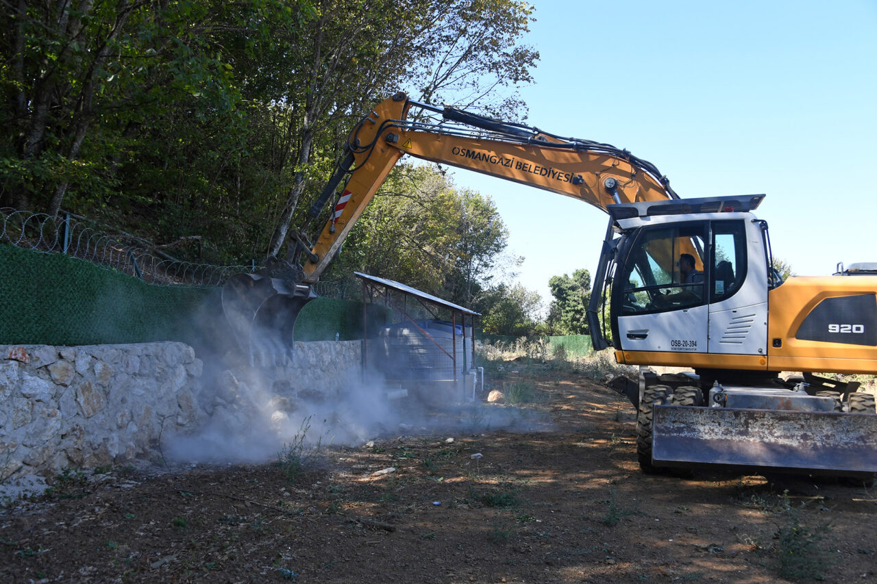 Bursa’da kaçağa geçit yok! İkisi daha yıkıldı