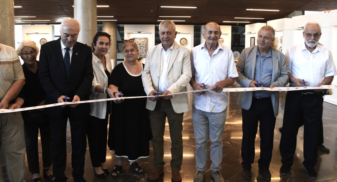Bursa Osmangazi’de ‘Emeklilikten Bugüne Çini Sergisi’ açıldı