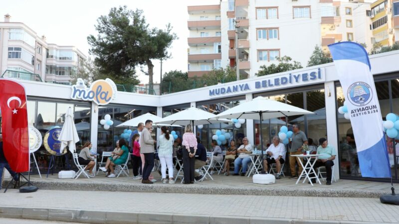 Mudanya Belediyesi’nin hizmete açtığı Mola Mudanya, kitap, kahve ve sohbeti