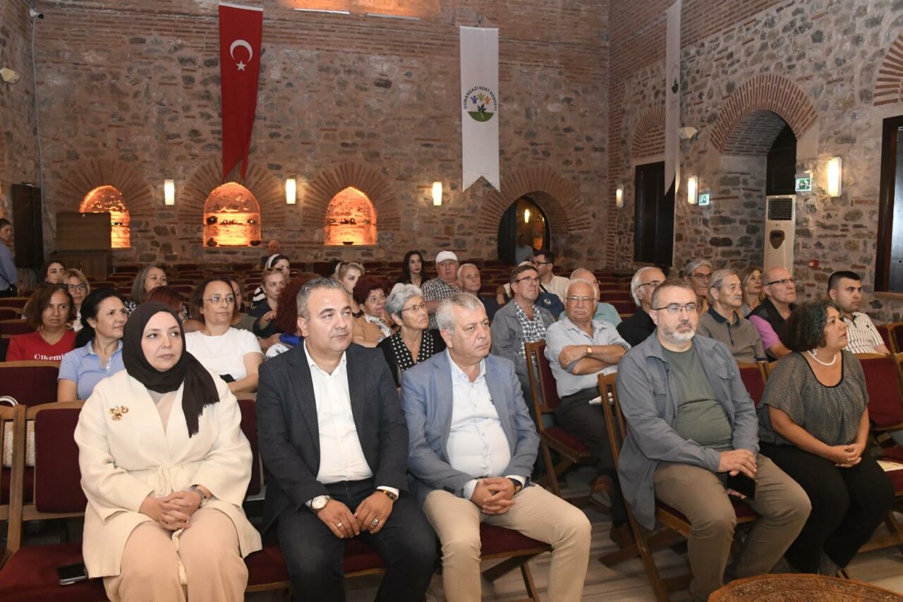 Dil Bayramı’nda Türkçe’nin önemi Osmangazi’de konuşuldu Dil Bayramı’nda Türkçe’nin önemi Osmangazi’de konuşuldu