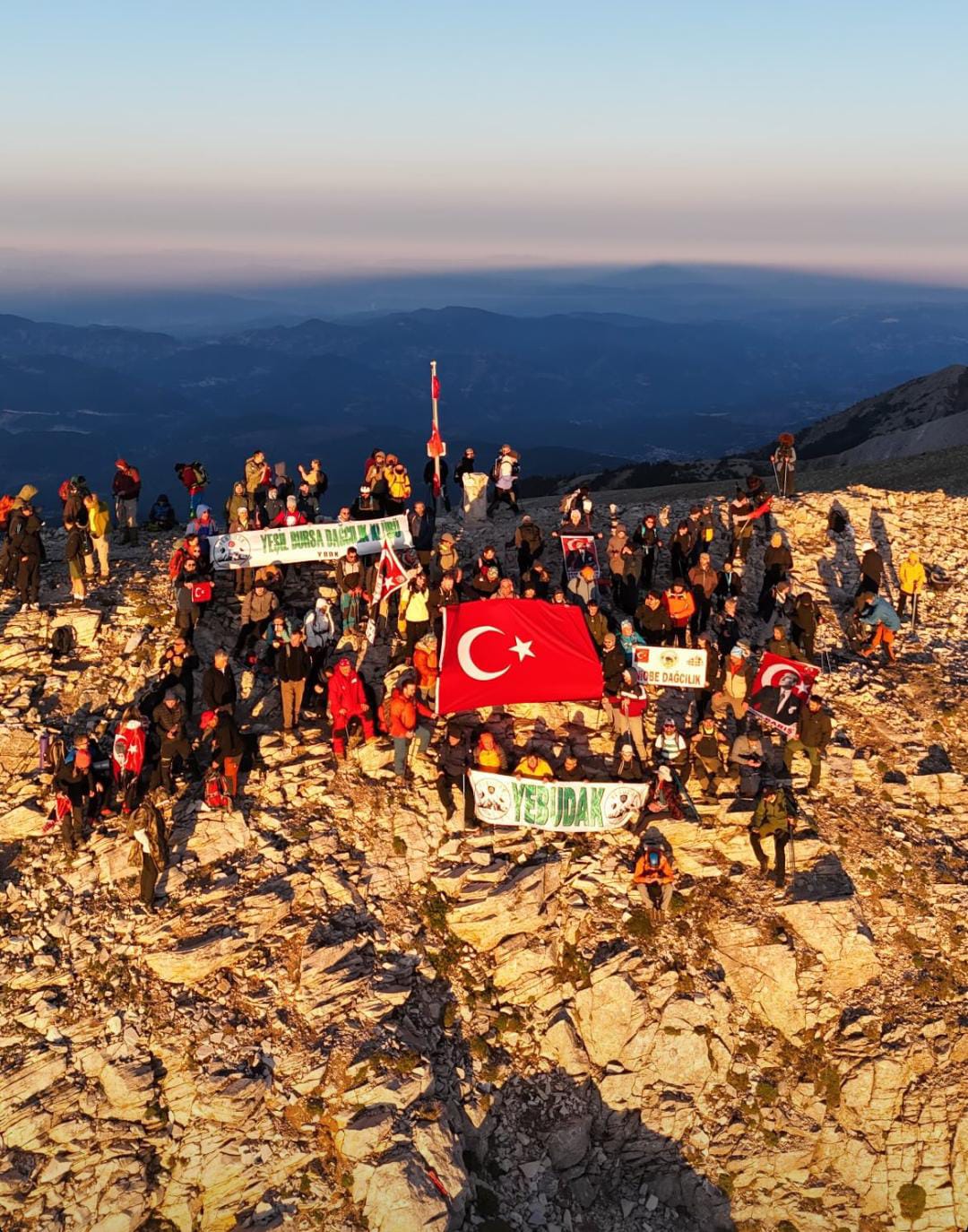 Bursalı dağcılar 30 Ağustos’u Uludağ’ın zirvesinde kutladı